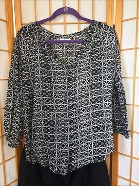 Velvet by Graham & Spencer Black & White Geometric V-Neck Blouse
